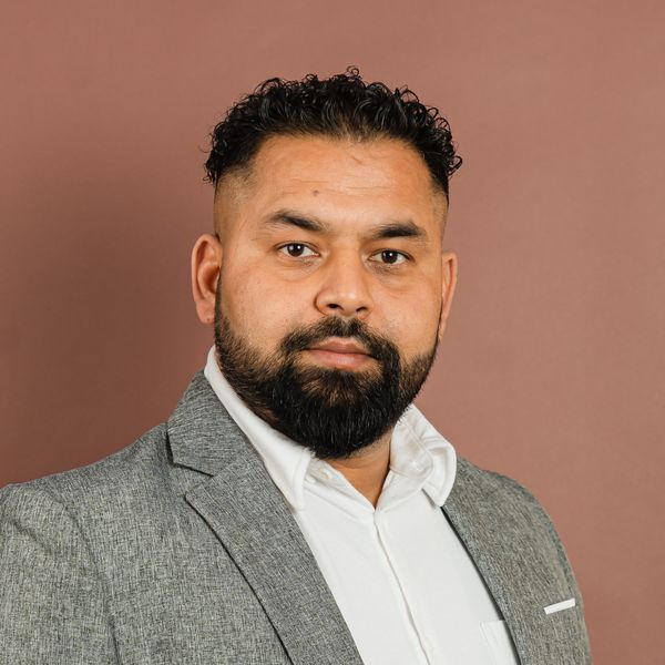 Daljit Saini, Associate